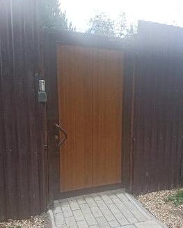 Коричневые откатные ворота с калиткой в частный дом